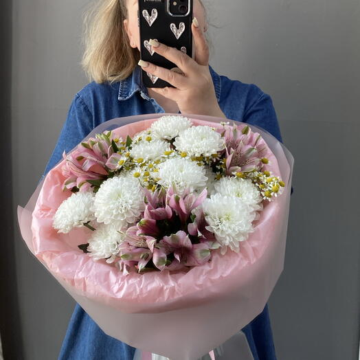 Летний букет из сезонных цветов ( альстромерия, ромашка , хризантема)