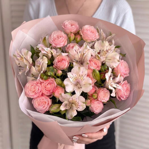 Букет «Луиза💗» из Пионовидных роз Мадам Бомбастик и Альстромерии