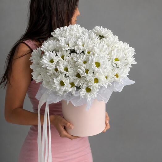 Стойкая композиция в шляпной коробке хризантема кустовая ромашка