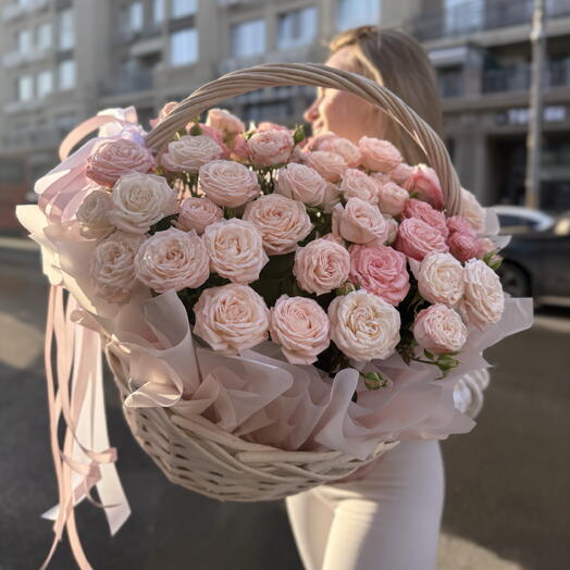 Корзина с кустовыми розами 🌷