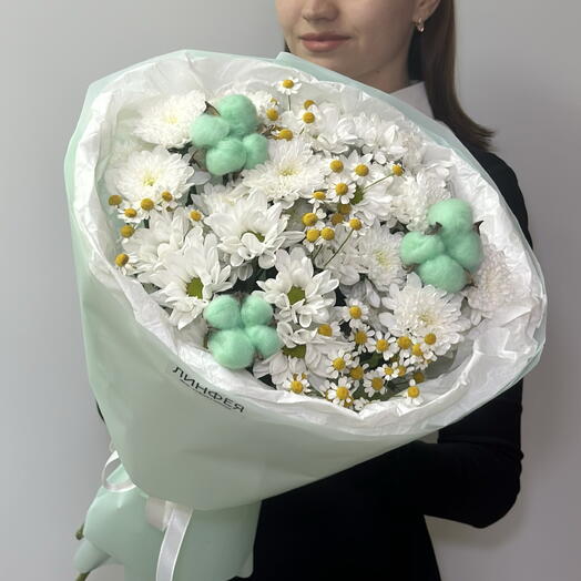 Букет кустовых хризантем, танацетума ромашки и хлопка