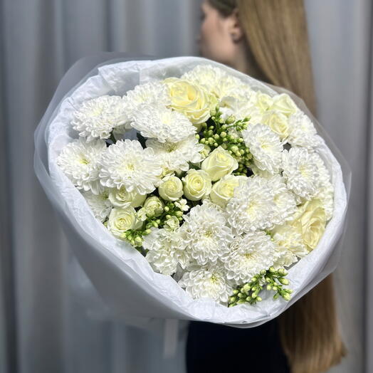 Белоснежный букет из хризантемы, кустовых роз и каланхоэ