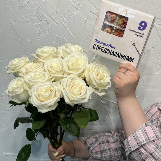 Набор из белоснежных пионовидных роз и коробки конфет с предсказаниями