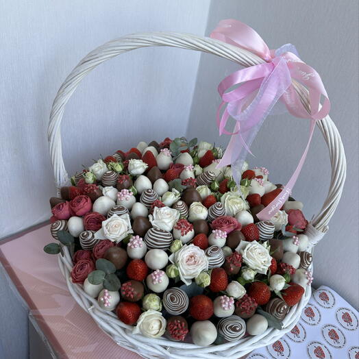 Корзина кустовыми розами и клубникой в шоколаде 🍓