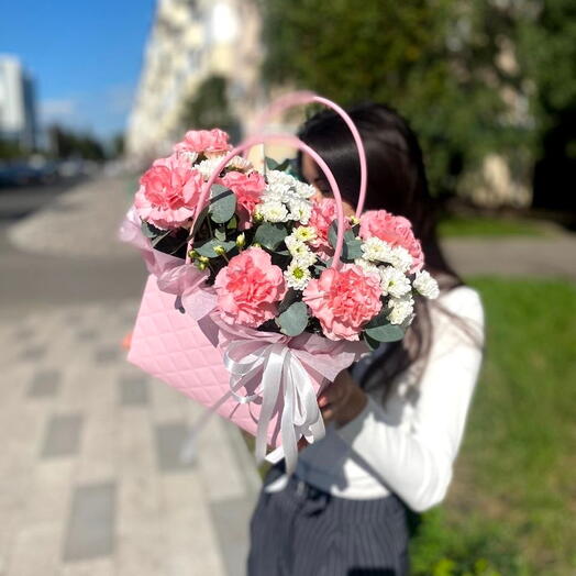Композиция из розовых диантусов и хризантем ромашек
