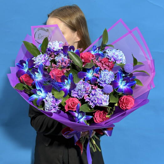Букет яркие розы и космическая Орхидея. Авторский букет 528. Leoraflowers