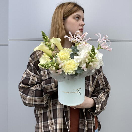 Нежная коробка с нерине и каллами