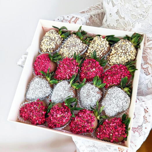 🍓T16: Клубника в бельгийском шоколаде с малиной, кокосом и арахисом 16-20 ягод