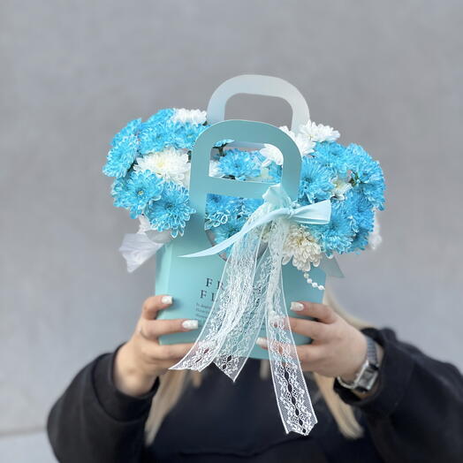 Композиция в сумочке из белой и голубой хризантемы