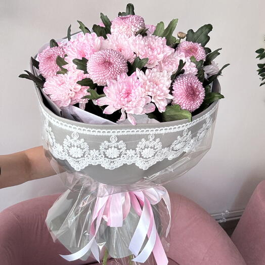 букет из розовой хризантемы