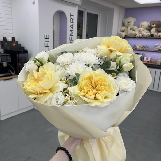 Букет из хризантем, роз и эустомы