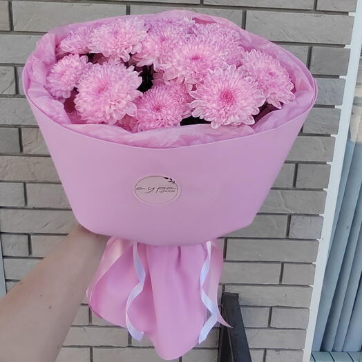 Букет из розовых кустовых хризантем