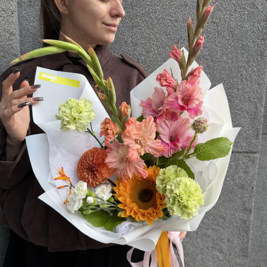 Букет в коробке: подсолнух Винсент Фреш, гладиолус, гвоздика, крокосмия, аллиум, георгин Корнел Бронз, малина