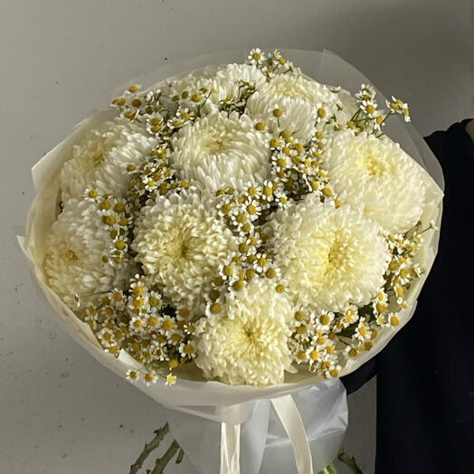 Букет с сезонными белыми хризантемами с кустовой ромашкой 💛🌼 размер L