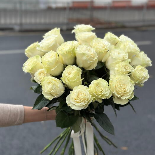 Сборный букет из кремовых роз