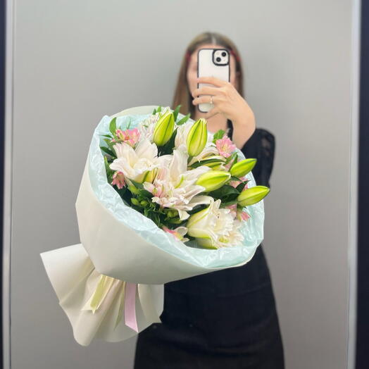 Нежный стойкий букет из лилии и альстромерии🌺