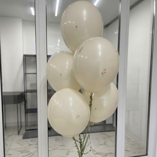 Фонтан шаров с цветочным декором