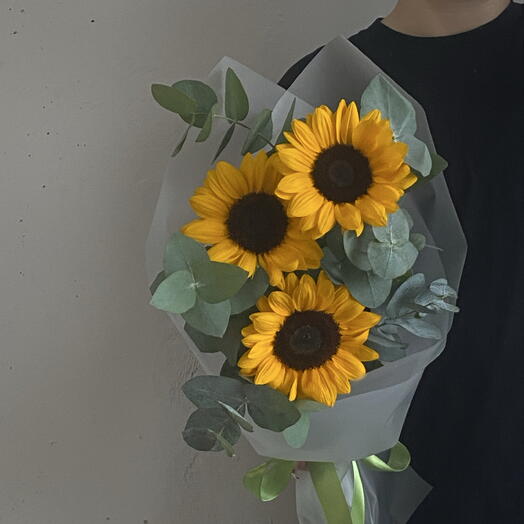 Букет с солнечными подсолнухами и эвкалиптом в минималистичной упаковке 🌻 3