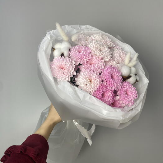 Букет из хризантем и хлопка
