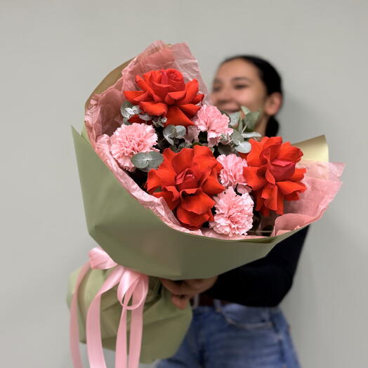 Авторский букет «Тихий шик: французская роза и стойкий диантус» 💐🎀
