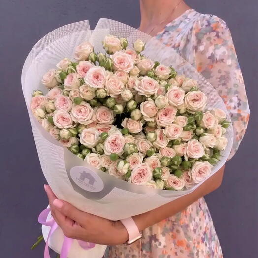 Букет розовых кустовых роз, 19 шт