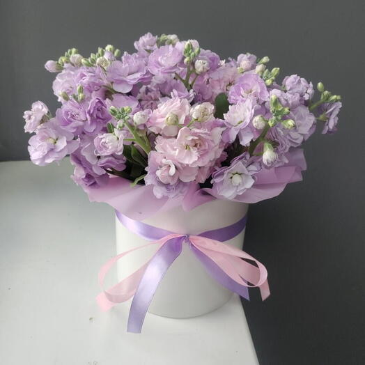 Розовая и лавандовая маттиола в шляпной коробке 💜