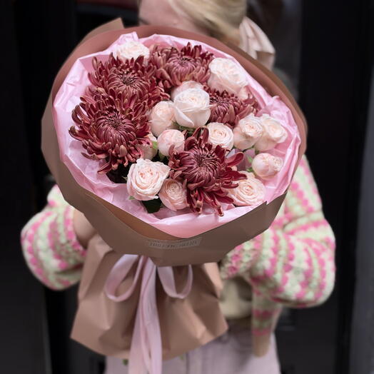 Brown bigudi chrysanthemums and spray roses mix