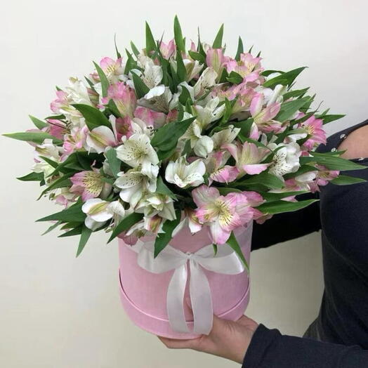 Композиция из альстромерии в розовой бархатной коробке