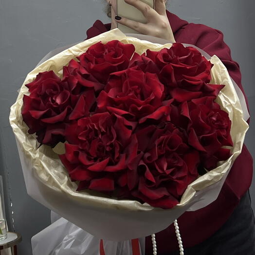 Алые французские розы