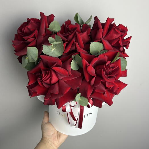 Красные французские розы с эвкалиптом в коробке💔
