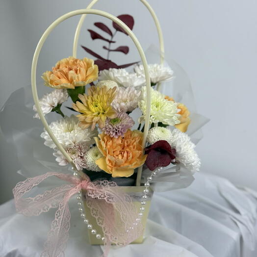 Цветочная композиция мини с хризантемами и бусами