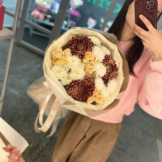 Букет с кустовой розой и хризантемой Бигуди