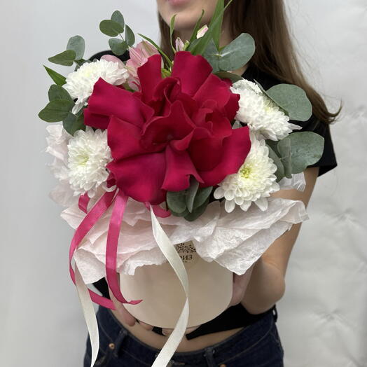Коробочка с шикарной французской розой, альстромерией ,кустовой хризантемой и эвкалиптом