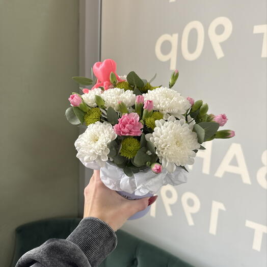 Стойкая Композиция-комплимент с кустовыми хризантемами и гвоздикой + 3д сердце