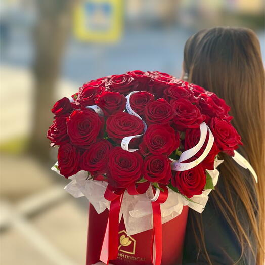 Коробка из алых роз