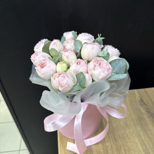 Нежная композиция с пионовидными кустовыми розами