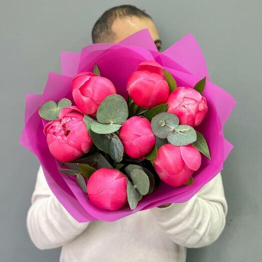 7 пионов Корал Шарм с эвкалиптом 💞