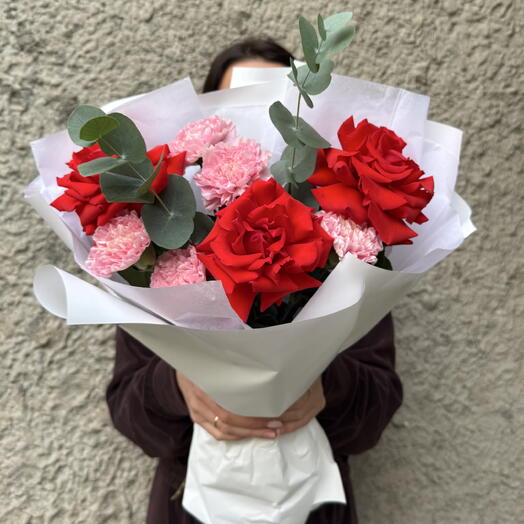 Яркий букет с ажурными розами