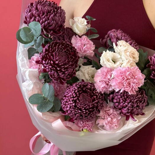 Букет из хризантем, кустовых роз и эустомы