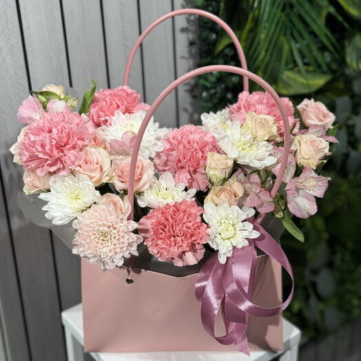 Сумочка с хризантемой, диантусами и альстромерией🌸