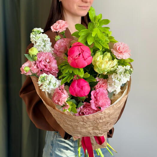 Яркий букет с пионами, ароматной маттиолой, розой Вегги, эустомой и чойсией