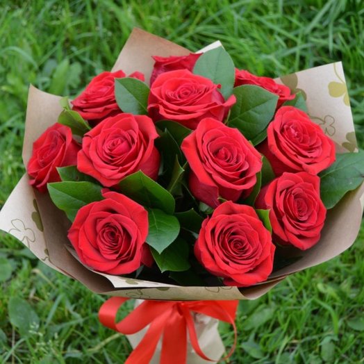 A bouquet of red roses