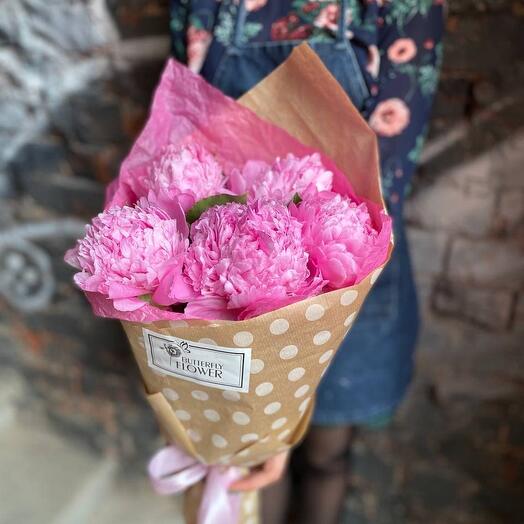 Un ramo de 5 peonías Rosadas en un paquete elegante