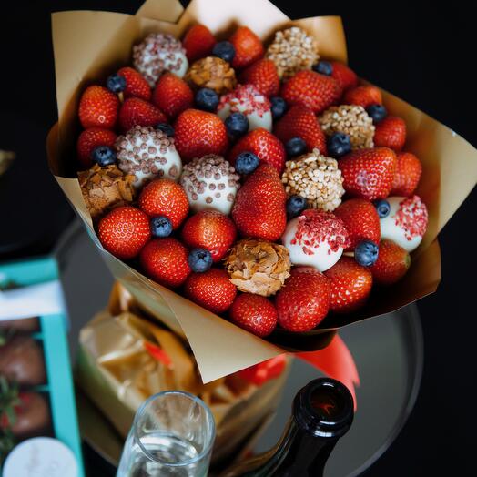 Bouquet of strawberries in chocolate " Crispy"