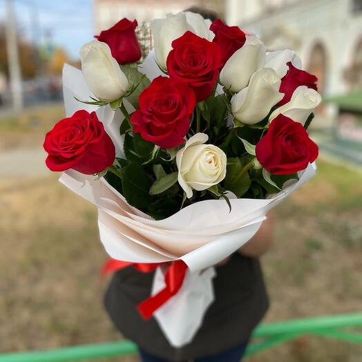 Букет из 15 Бело-Красных роз