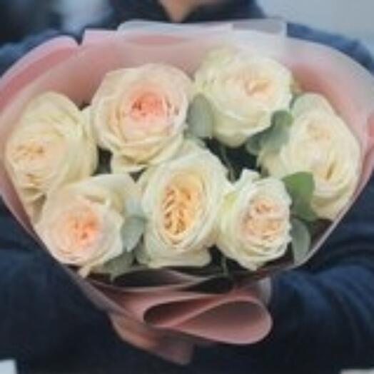 Bouquet of 7 peony-shaped roses of the White Ohara variety