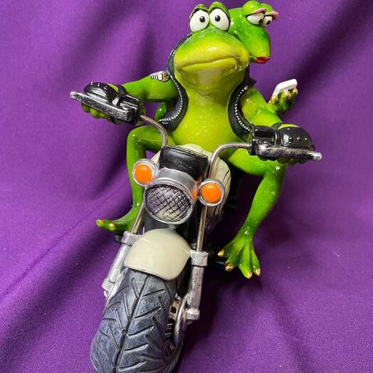 Souvenir statuette "Two frogs on a motorcycle"