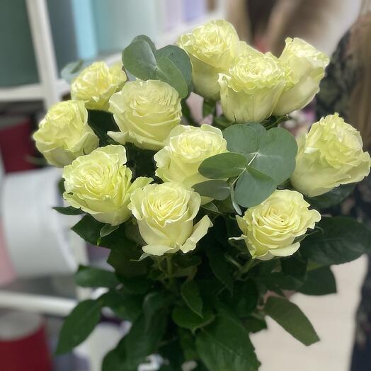 11 rosas con eucalipto