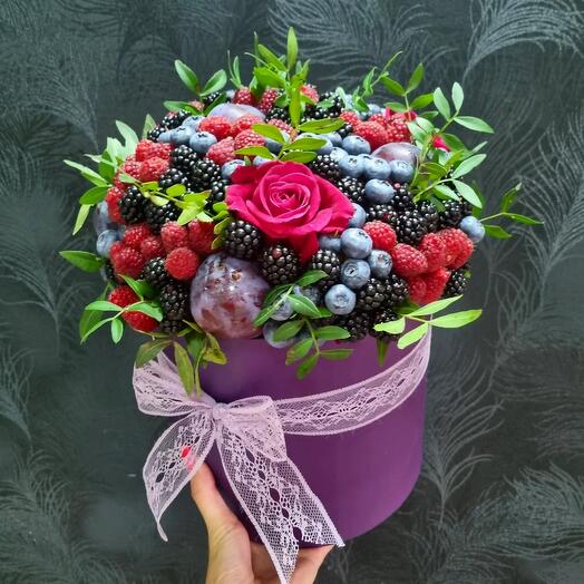 Шляпная коробка с ягодами