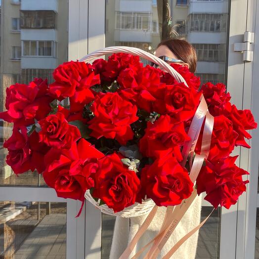 Корзина с ажурными розами